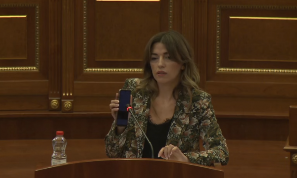 Albulena Haxhiu e lëshon një audio në Kuvend: PDK-ja dhe Hashim Thaçi e kanë falur Serbinë sa ishin në pushtet