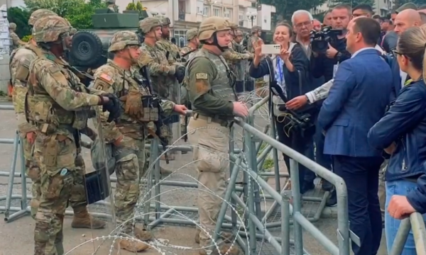 Ushtari amerikan, ish-kryetarit të Leposaviqit: Nuk jam këtu për negociata