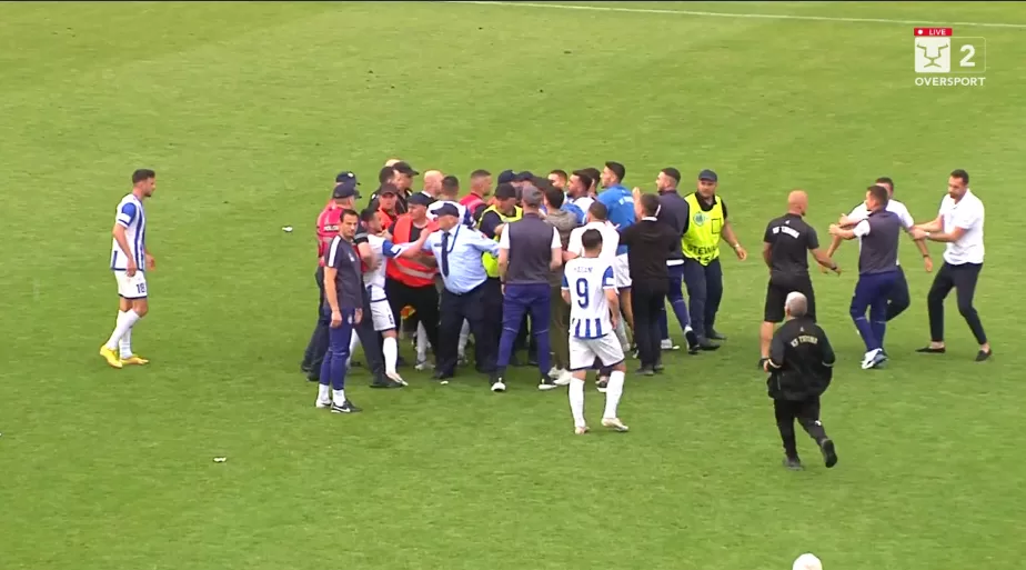 Pas ndeshjes Tirana – Bylisi, tifozët futën në fushë dhe e rrahin gjyqtarin Kridens Metën – VIDEO