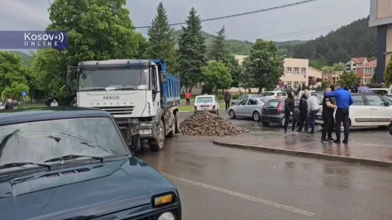 Nis vendosja e barrikadave në veri (VIDEO)