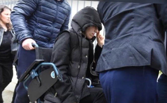 Krimi brenda familjes në Itali: Gruaja lë spitalin në karrige me rrota, 12 ditë pasi bashkëshorti i vrau vajzën