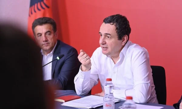 Kurti i mbledh drejtuesit e qendrave të partisë, u flet edhe për dialogun Kosovë-Serbi