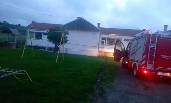 Kapet një i mitur i dyshuar për tentim-djegie të një shkolle në Kamenicë