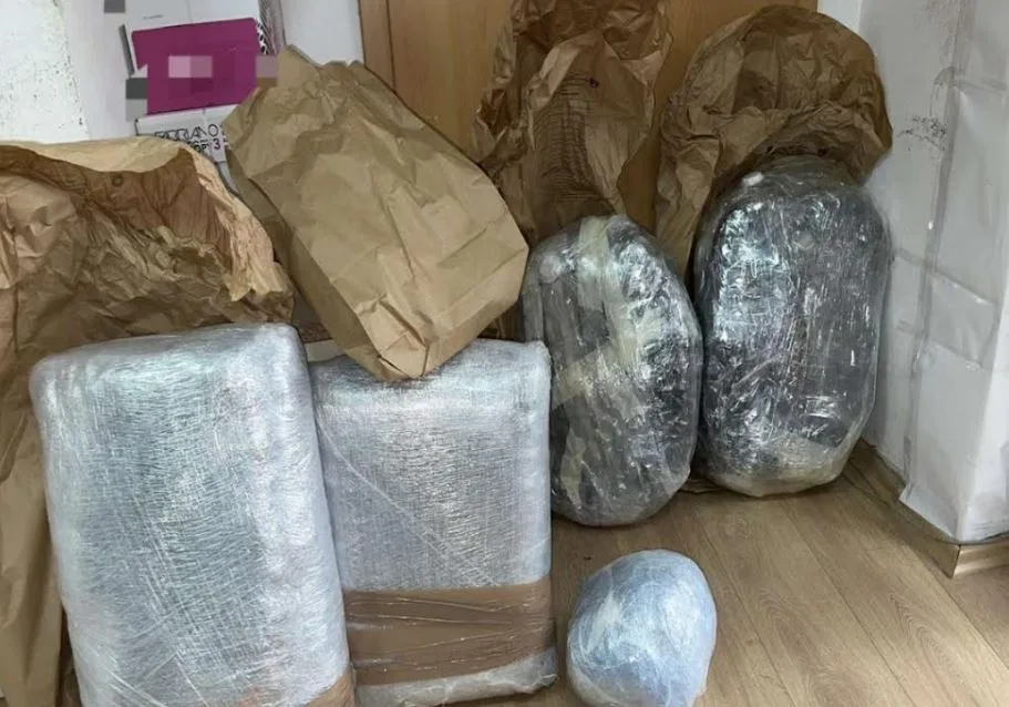 Policia sekuestron 25 kilogramë drogë në Fushë-Kosovë dhe Obiliq