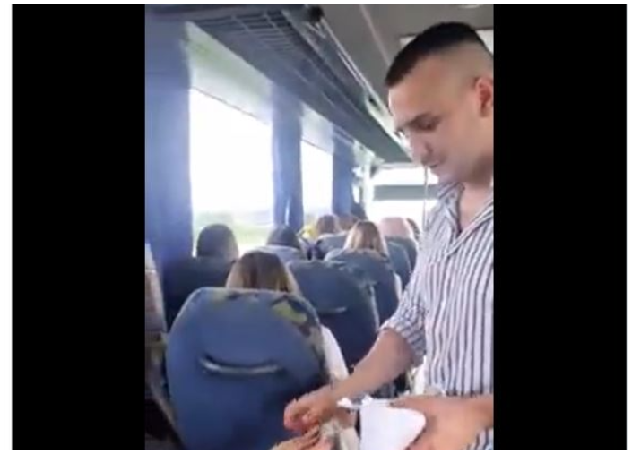 Serbët e Kosovës që u dërguan sot me autobusë në Beograd janë paguar