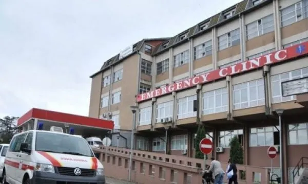 E rëndë: Gruaja që tentoi t’i jap fund jetës dje në Prizren hidhet sot nga kati i parë i spitalit, dërgohet në QKUK
