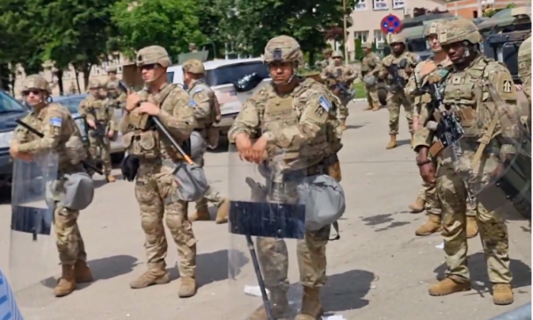 Protestuesit në Leposaviq hedhin pelena në drejtim të ushtarëve të KFOR-it