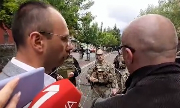 “Kam ushtarë të cilëve u janë nxjerrë plumba”, ushtari i KFOR-it ia numëron Rakiqit dhunën e serbëve