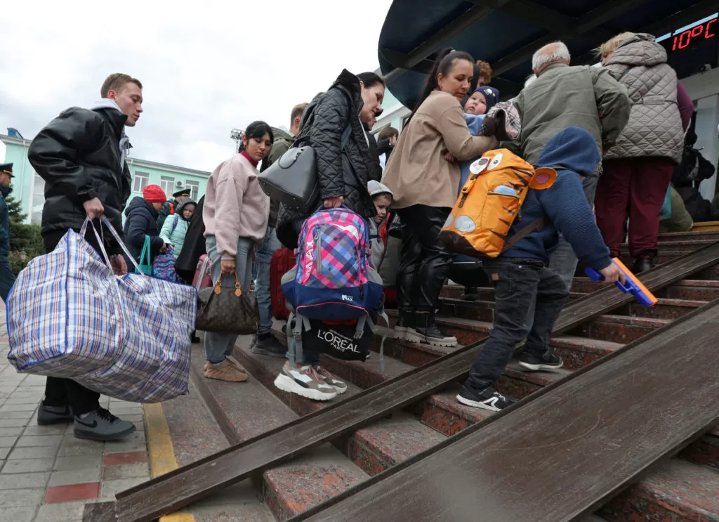 Rusia evakuon civilët nga zona afër kufirit me Ukrainën