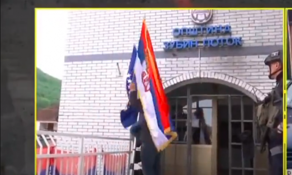 Pamje nga momenti kur hiqet flamuri serb në Zubin Potok dhe vendoset ai i Kosovës