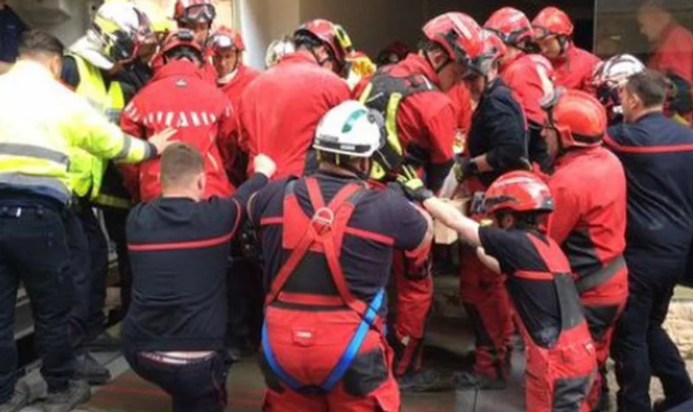 Francë: 40 zjarrfikës u deshën për ta nxjerrur nga banesa pacienten me 391 kg