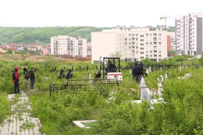 Gërmime në lagjen “Mati 1” për gjetjen e dy trupave të shqiptarëve të zhdukur gjatë luftës