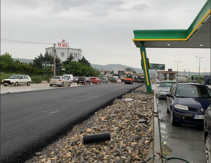 Fillon asfaltimi në rrugën Gjilan-Bujanoc pas disa muajsh punime të ngadalshme