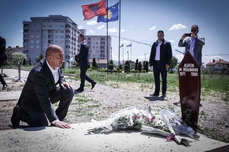 Haradinaj kujton dëshmorët e Rahovecit dhe heroin Agron Rrahmani 