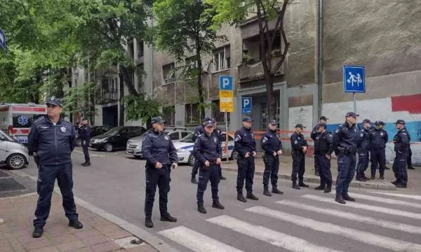 Një tjetër sulm në shkollat serbe, adoleshentja plagos me thikë një mësues dhe një nxënës