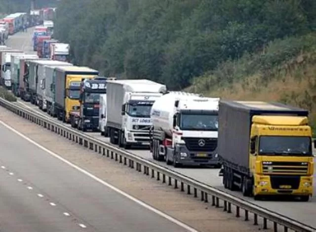Serbia i mban të mbyllura rrugët për kamionët dhe autobusët nga Kosova
