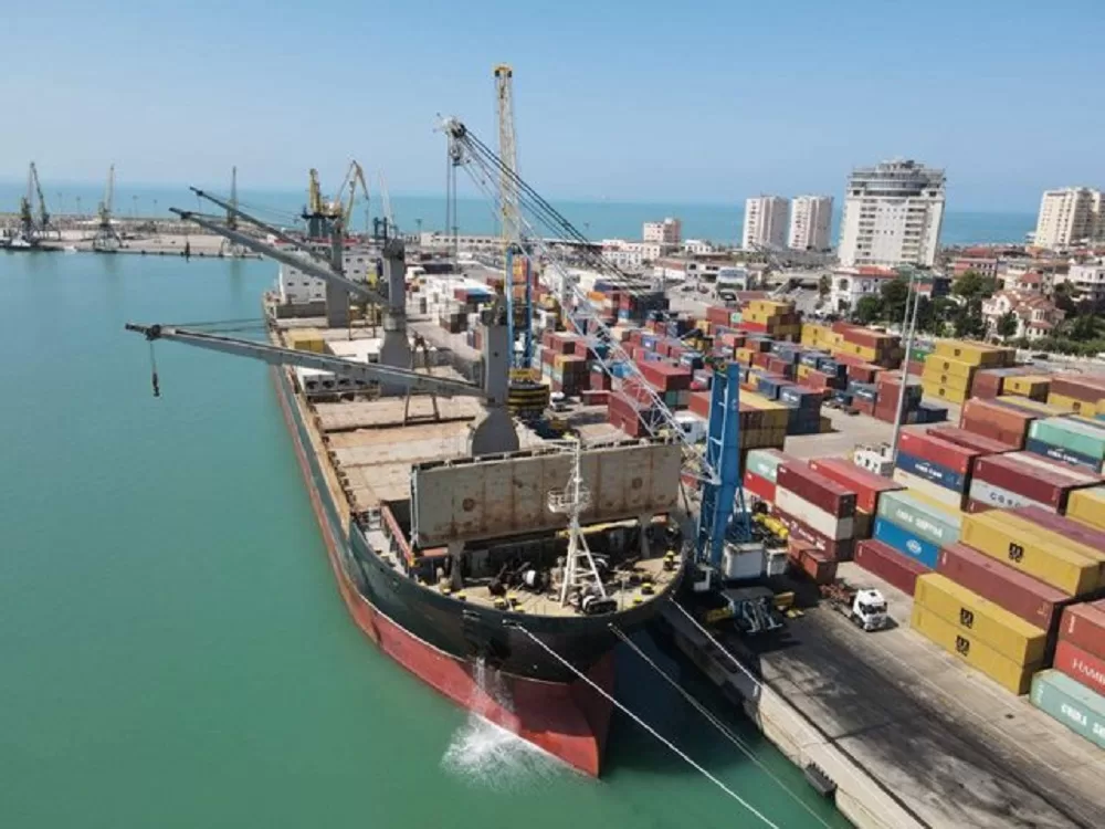 Kaos në portin e Durrësit: Bllokohen anijet