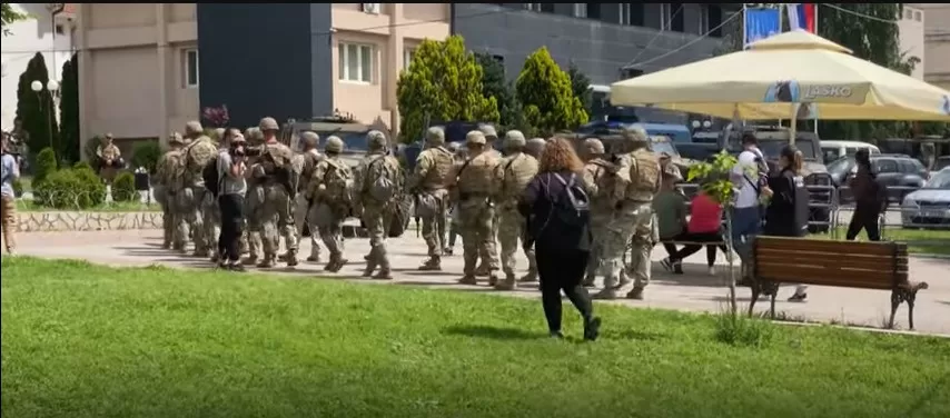 Ushtarë amerikanë futen në objektin e komunës në Leposaviq (VIDEO)