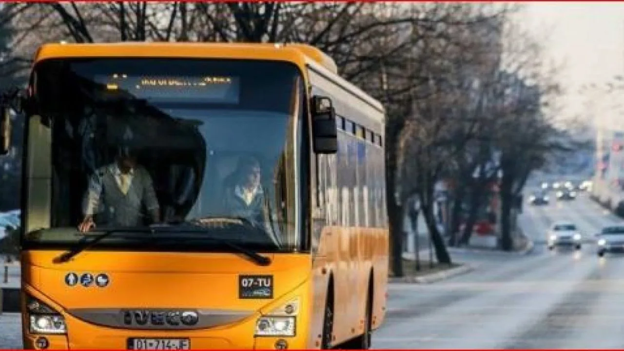 Trafiku Urban apel për prindërit: Mos i lejoni fëmijët t’i gjuajnë autobusët