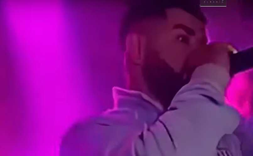 Eskalon Noizy në koncert ndaj fansit: A ke qef me përfundu në spital?