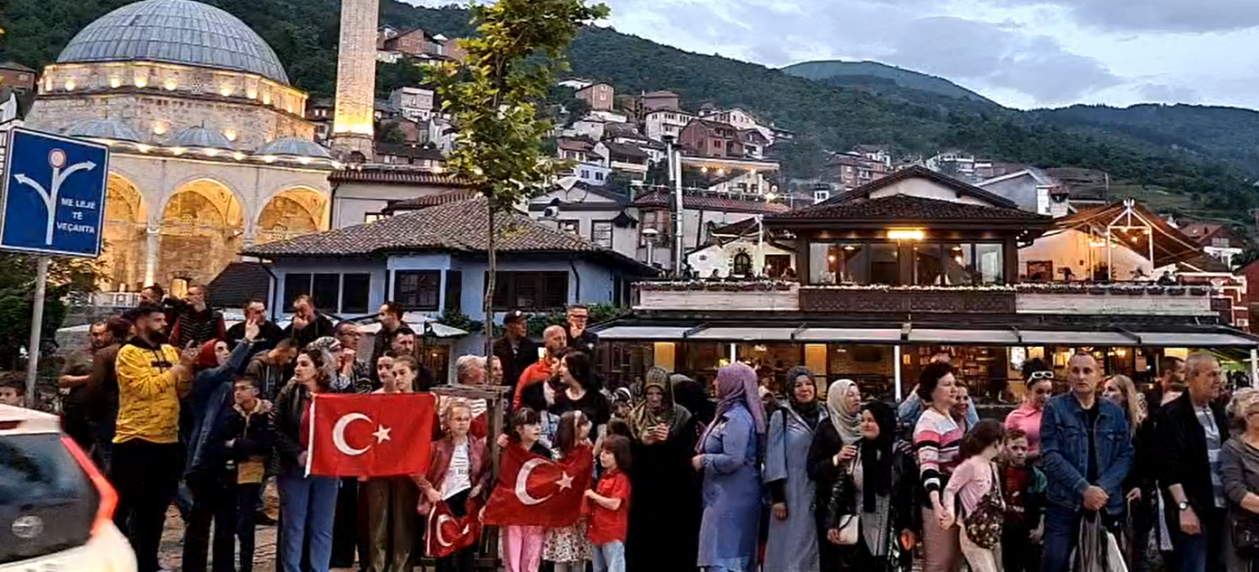 Me tupana, surle e sirena, festohet fitorja e Erdogan në Prizren