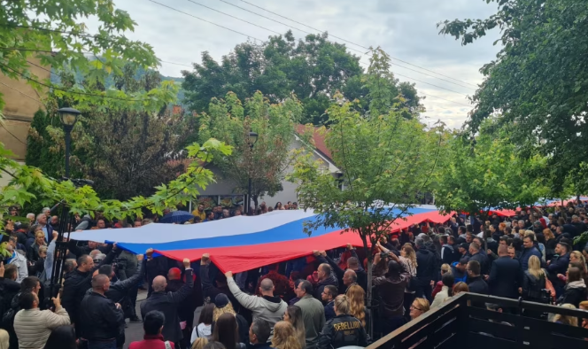 Protestuesit serbë shpalosin një flamur gjigant të Serbisë në Zveçan