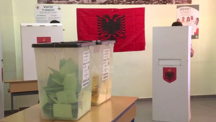 Ndërpritet votimi në një qendër në Durrës, ikën sekretari dhe merr me vete vulën