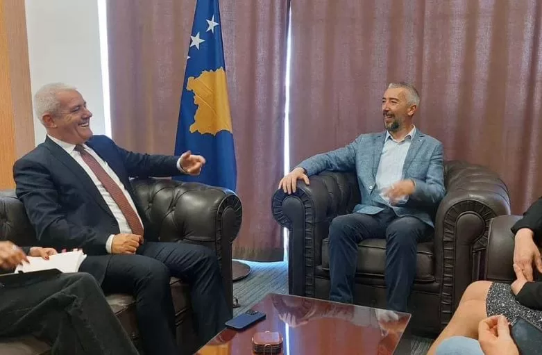 Sveçla i shkon në zyrë kryetarit të ri të Mitrovicës së Veriut për ta uruar për pozitën e re