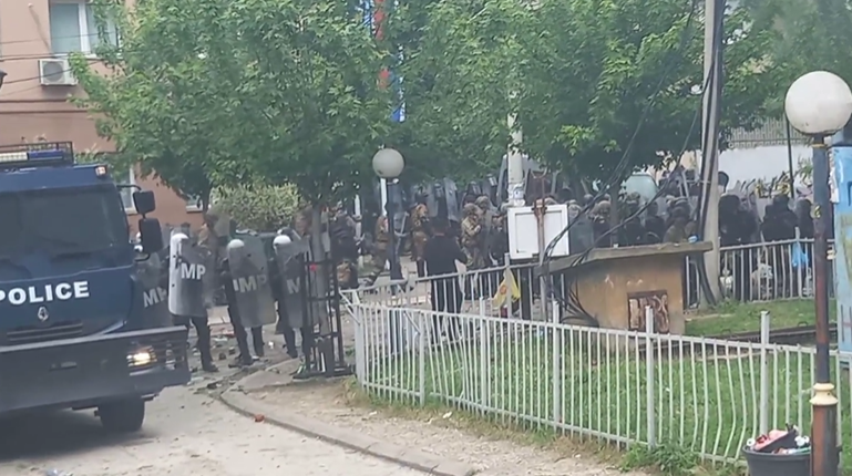 KFOR-i nis t’i shpërndajë protestuesit serbë në Zveçan