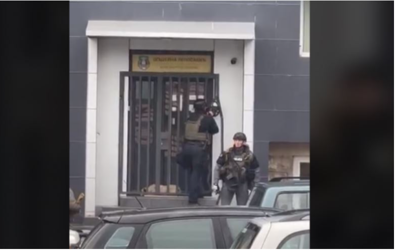 Pamje: Policia nis hapjen e derës në Komunën e Leposaviqit