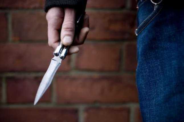 Vëllezerit në Viti kapen për veturë, 25-vjeçari kërcënon familjarët me thikë: Ju vras, boj masakër këtu