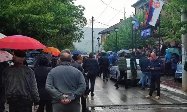 Serbët e bllokojnë objektin e Komunës së Zveçanit, ndërhyn Policia