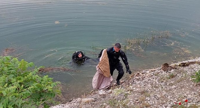 Turqi: Shoferi kishte pirë drogë, makina bie në liqen, vdesin tre persona një prej tyre fëmijë