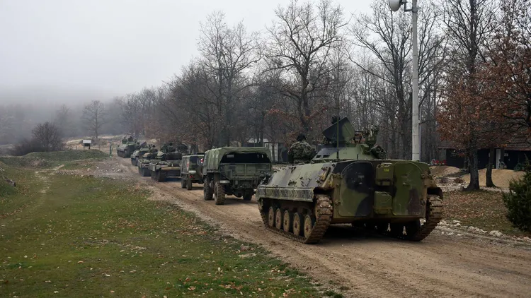 Ministri serb: Ushtria tashmë është dislokuar në pozicione drejt kufirit me Kosovën