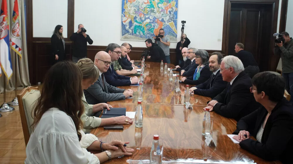 Vuçiq pas takimit: Tërheqja e kryetarëve dhe policisë në veri kusht për ruajtjen e paqes
