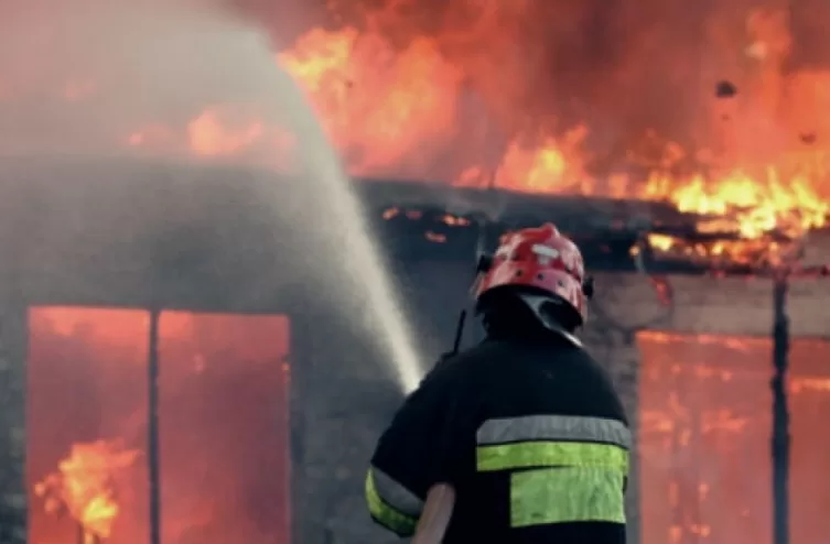 Përfshihet nga zjarri një shtëpi e pabanuar në një fshat të Ferizajt