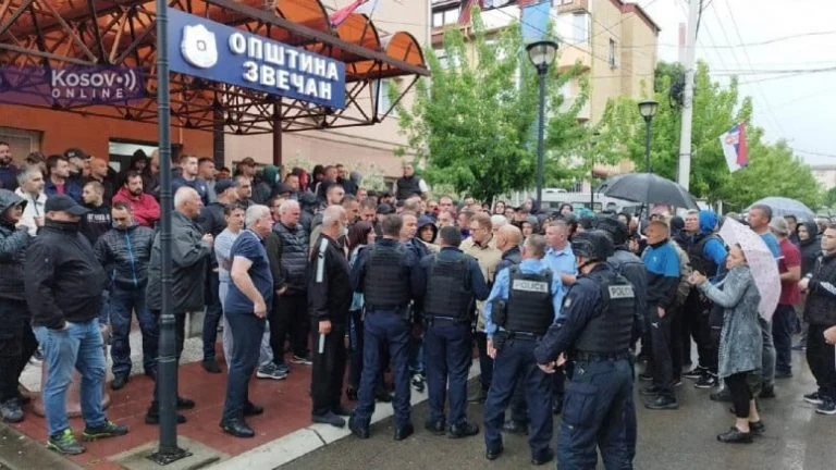 Protestuesit serb fillojnë të mblidhen në veri