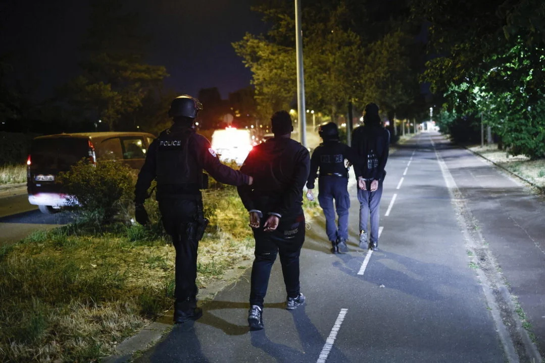 Vrasja e 17-vjeçarit nga policia shkakton revoltë qytetare në Francë, digjen dhjetëra makina, mbi 150 të arrestuar
