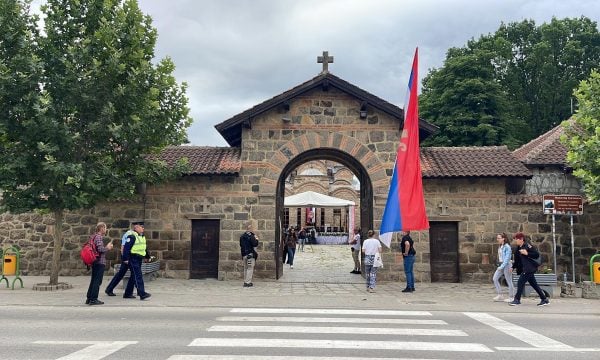 Bllokohet Graçanica, serbët mblidhen për “Vidovdan”