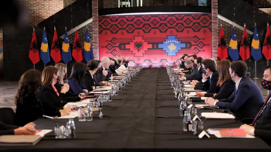Në mbledhjen e përbashkët të dy qeverive shqiptare diskutohet për 10 marrëveshje