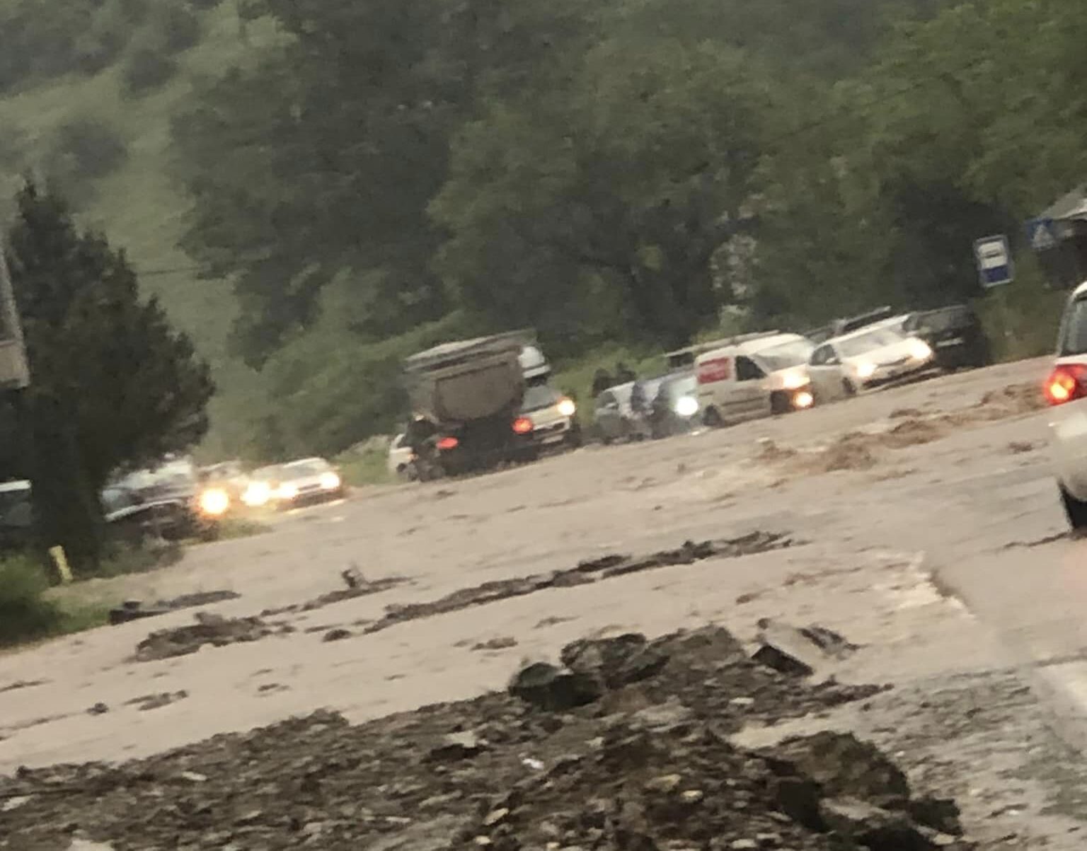 PAMJE – Bllokohet rruga në magjistralen Prishtinë – Gjilan,  për shkak të vërshimeve të madha