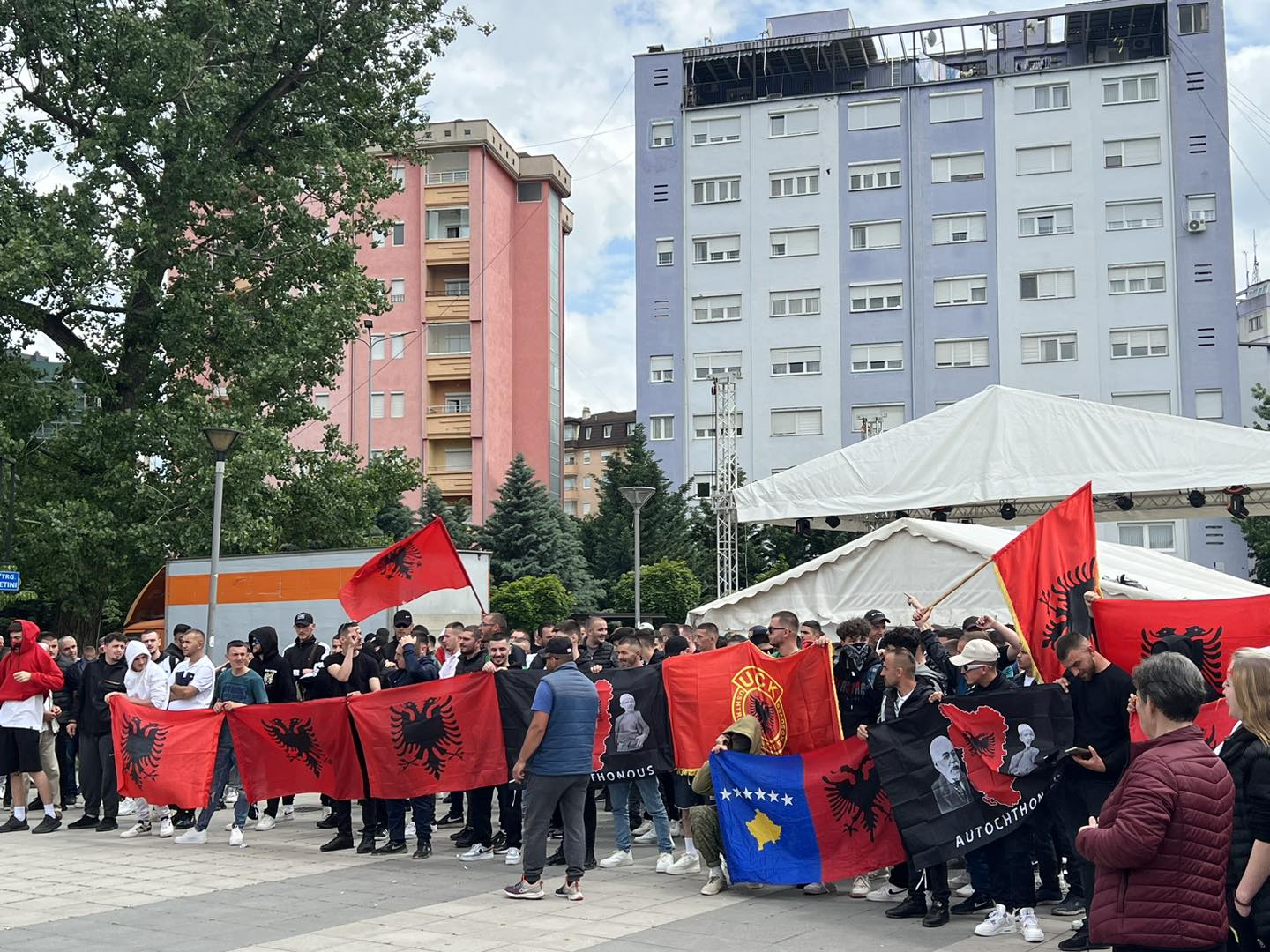 Pavarësisht thirrjeve që të mos i bashkohen marshit të dyshimtë, qytetarët tubohen tek Ura e Ibrit