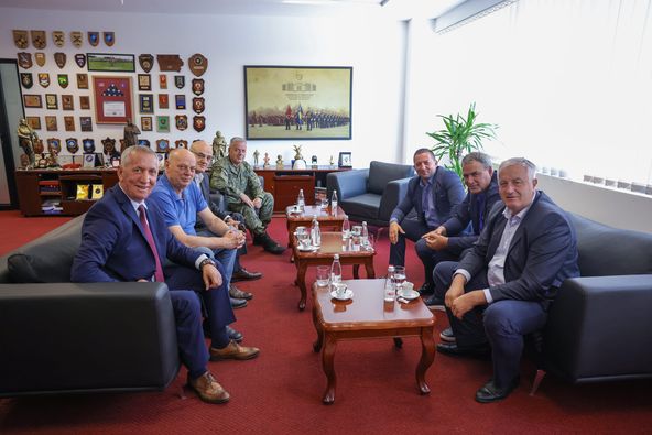 Mehaj pret në takim ish-Ministrat e Mbrojtjes së Republikës së Kosovës dhe ish-Komandantët e ushtrisë
