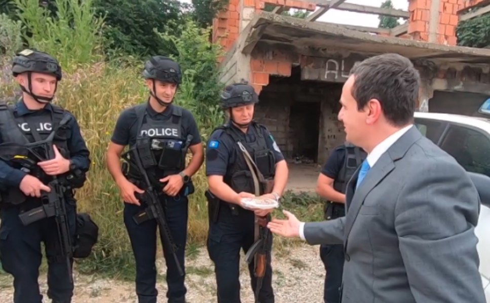 Kurti iu çon bakllavë policëve të Kosovës në Veri, shoqërohet nga Sveçla