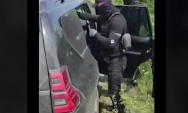 Pamje të reja të kidnapimit të tre policëve në veri (Video)