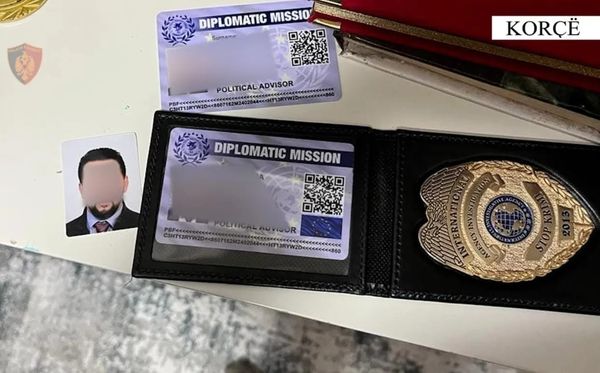 Korçë: Falsifikonin pasaporta diplomatike për të shkuar në SHBA, dy të arrestuar