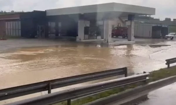 Vërshohet nga uji magjistralja Prishtinë-Podujevë