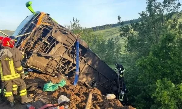 Autobusi me 38 pasagjerë del nga rruga në Itali, raportohet për të vdekur dhe të plagosur