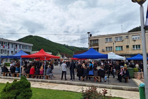 Tensione në Leposaviq, protestuesit tentojnë të hyjnë me dhunë në objektin e komunës