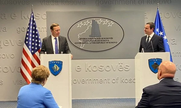 Senatori Murphy i bën publike kërkesat amerikane për Kosovën e Serbinë